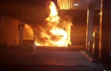 Ogromny i niebezpieczny pożar ciężarówki na stacji paliw [film i zdjęcia]]
