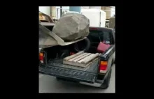 Duży kamień kontra pick-up ( ͡° ͜ʖ ͡°)