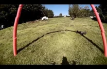 Latanie dronem po torze z przeszkodami