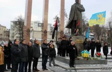 Marsz z pochodniami i hołdy pod pomnikiem – we Lwowie uczczono pamięć Bandery