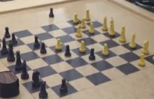 Dwie szachownice połączone przez internet i przesuwające figury elektromagnesami