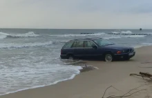 Wjechał BMW na plażę i nie mógł się wydostać.