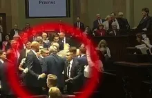 Przepychanka w Sejmie. Poseł PO uderzył Józefa Leśniaka (PiS) w plecy.