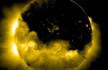 Dziwne zachowanie Słońca - powstała dziura koronalna wielkości połowy Słonca