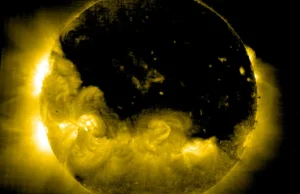 Dziwne zachowanie Słońca - powstała dziura koronalna wielkości połowy Słonca