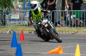 Ta dziewczyna jeździ motocyklem lepiej niż większość facetów