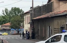 Francja: Uzbrojony napastnik przetrzymuje zakładników w sklepie