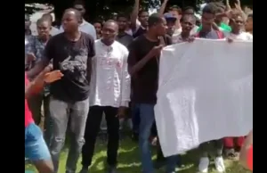 Migranci demonstrują przeciw „nieludzkim warunkom”: Więcej mięsa, mniej pracy!”
