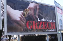 W całej Polsce pojawiły się plakaty głoszące, iż konkubinat to grzech.