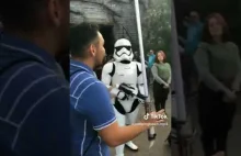 Stormtrooper niszczy gościa z mieczem świetlnym w Disneylandzie.