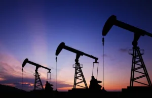 Dlaczego ropa naftowa jest taka tania? Pięć teorii spiskowych