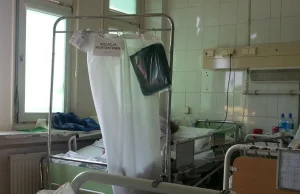 Zakażony pacjent leży na jednej sali z innymi chorymi oddzielony tylko parawanem