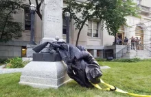 Ludzkie małpy niszczą, opluwają i kopią obalony pomnik żołnierza Konfederacji