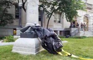 Ludzkie małpy niszczą, opluwają i kopią obalony pomnik żołnierza Konfederacji