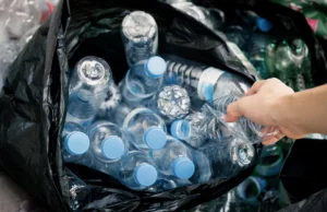 Kaucja za opakowania po napojach nie tylko na plastik, ale też szkło i aluminium