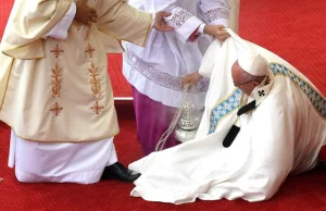 Papież upadł wchodząc na ołtarz