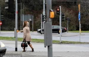 Padły światła, policjanci zapolowali na pieszych. 'Mamy fruwać?'