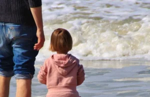Urlopy rodzicielskie dyskryminują ojców. Norwegia stanie przed Trybunałem EFTA