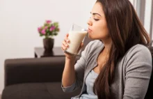 Szokujące odkrycie. Picie mleka mogło uszkodzić neurony w mózgu