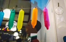 Niektórzy myją prezerwatywy po seksie i używają ich ponownie. Lekarze alarmują.