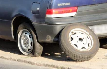 Łódzkie. Chciał naprawić koło w samochodzie, okazało się, że ma 3 promile...