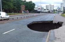 Wielka dziura na ulicy w Manchester