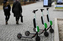 Nastolatek na hulajnodze elektrycznej wjechał w pieszą. Trafiła do...