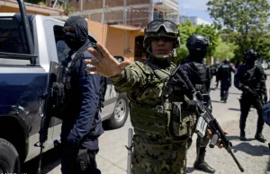 CAŁA policja w Acapulco podejrzana! Wojsko rozbroiło funkcjonariuszy