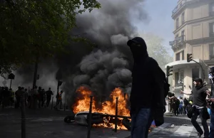 Francja: 23. protest "żółtych kamizelek". W Paryżu płoną auta i skutery.