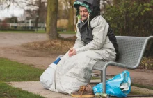 W sobotę 6 bezdomnych zamarzło w Polsce. Ta kurtka mogłaby im pomóc