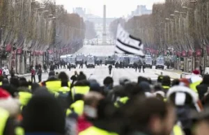 Macron może utracić kontrolę nad Francją. „Żółte kamizelki” chcą referendum