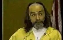 Charles Manson odpowiada w ciekawy sposob na pytanie kim jest.