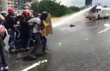 Armatka wodna zmiata wenezuelskich protestujących
