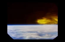 Wejście w atmosferę widziane z okna statku kosmicznego.