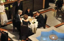 John Kerry i Bashar Al-Assad wraz z żonami jedzą razem kolację