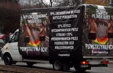 Po Gdańsku jeździ specjalna ciężarówka, która obraża osoby homoseksualne.