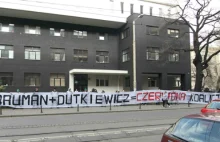 Kibice skazani za transparent „Bauman Dudkiewicz = czerwona koalicja”.