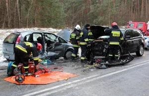 UWAGA! Wypadek na DK 61 (Ostrołęka - Łomża). Droga zablokowana, 4 osoby ranne!