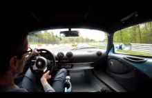 Wyprzedzanie z prawej strony na Nurburgring i spin w wykonaniu Lotusa