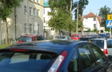 Polskie dzieci jeżdżą do szkoły samochodami. Im młodsze, tym częściej