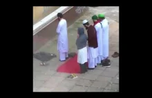 Muzułmanie modlą się do napisu....CWKS