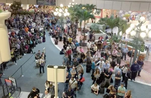 Panika na lotnisku w Orlando po wybuchu baterii w aparacie
