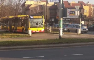 We Wrocławiu stabilnie. Kierowca MPK zabłądził więc zawrócił i wracał chodnikiem