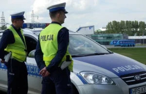 Polska policja ignoruje pijanego człowieka za kierownicą