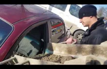 Wkurzony mąż wlał beton do samochodu żony