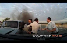 Kaukaska akcja ratunkowa pasażerów płonącego auta