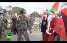 Święty Mikołaj dostaje gazem w Izraelu.