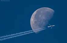 Tranzyt samolotu na tle Księżyca