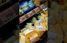 Szczurzy specjalista degustuje ser w sklepie