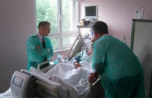 Szef Wielkopolskiej Straży Pożarnej odwiedził w szpitalu rannego strażaka